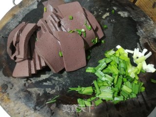 蒜苗炒鸭血的做法步骤：1