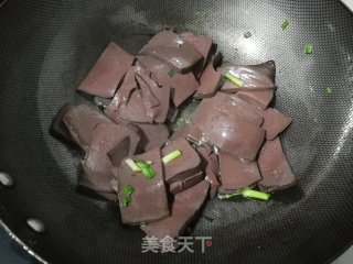 蒜苗炒鸭血的做法步骤：2