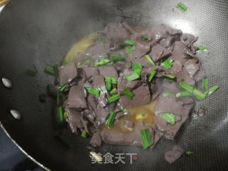 蒜苗炒鸭血的做法步骤：3