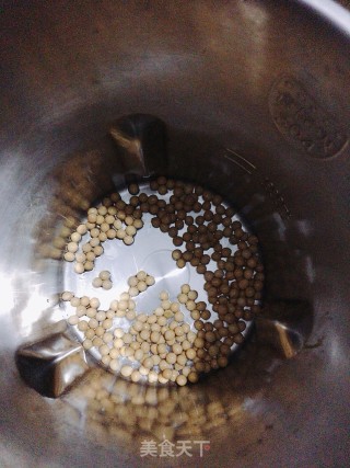 核桃花生豆浆的做法步骤：1