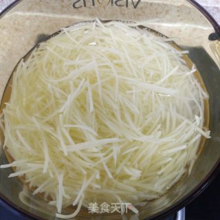 家庭版炝土豆丝的做法步骤：1