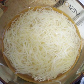家庭版炝土豆丝的做法步骤：2