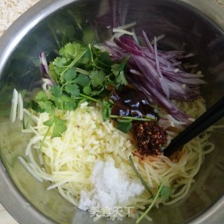 家庭版炝土豆丝的做法步骤：7