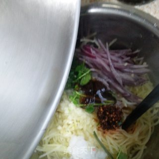 家庭版炝土豆丝的做法步骤：8
