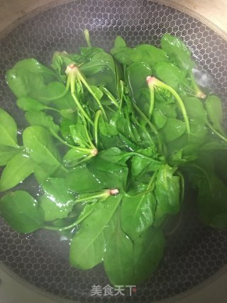 水饺菠菜热汤面的做法步骤：3