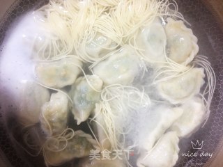 水饺菠菜热汤面的做法步骤：5