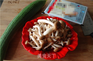 丝瓜菌菇豆腐汤的做法步骤：1