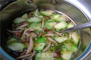 丝瓜菌菇豆腐汤的做法步骤：9
