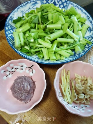 虾酱炒空心菜梗的做法步骤：2