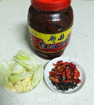 土豆红烧鸡块的做法步骤：1