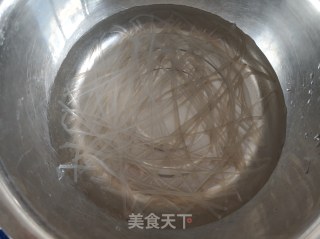 黄豆芽炒粉的做法步骤：1