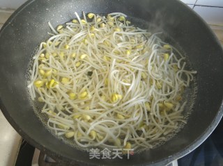 黄豆芽炒粉的做法步骤：2