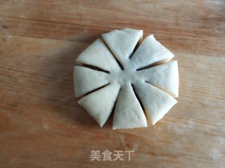 豆沙花朵面包的做法步骤：17