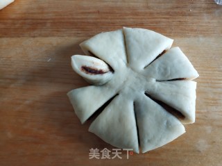 豆沙花朵面包的做法步骤：18