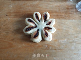 豆沙花朵面包的做法步骤：19