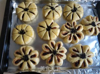 豆沙花朵面包的做法步骤：21