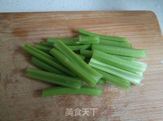 芹菜炒豆干的做法步骤：2