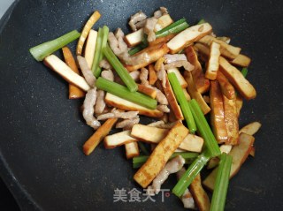 芹菜炒豆干的做法步骤：10