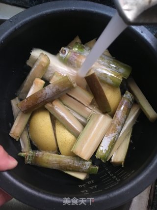 雪梨甘蔗煲水的做法步骤：5