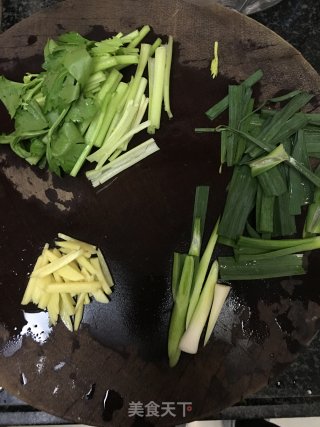 爆炒花甲肉的做法步骤：3