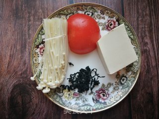 金针菇海带芽豆腐蛋花汤的做法步骤：1