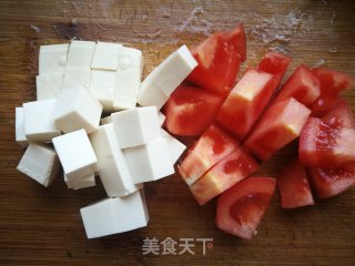 金针菇海带芽豆腐蛋花汤的做法步骤：2