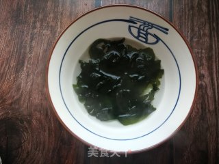 金针菇海带芽豆腐蛋花汤的做法步骤：3