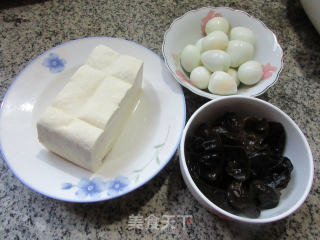 黑木耳鹌鹑蛋烧老豆腐的做法步骤：1