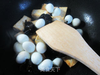 黑木耳鹌鹑蛋烧老豆腐的做法步骤：4