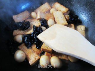 黑木耳鹌鹑蛋烧老豆腐的做法步骤：10