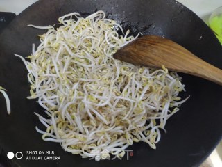 豆芽炒韭菜的做法步骤：2