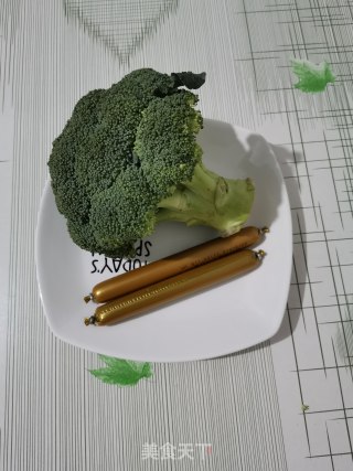 火腿西兰花的做法步骤：1