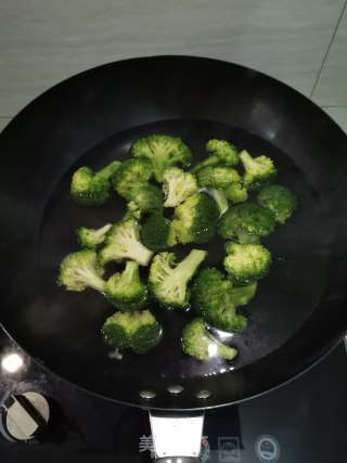 火腿西兰花的做法步骤：3