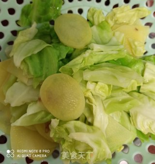 炝炒土豆包菜的做法步骤：1