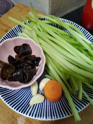 芹菜炒黑木耳的做法步骤：1