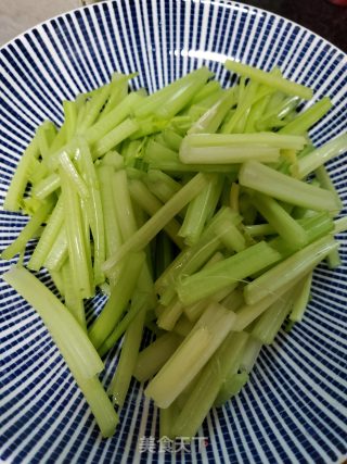 芹菜炒黑木耳的做法步骤：2
