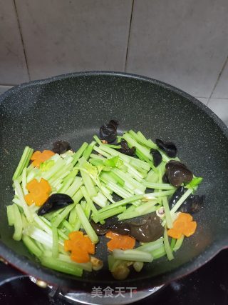 芹菜炒黑木耳的做法步骤：6