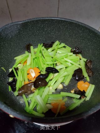 芹菜炒黑木耳的做法步骤：7