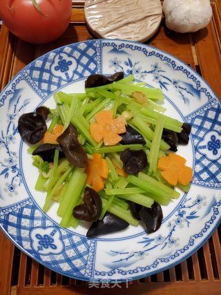 芹菜炒黑木耳的做法步骤：8