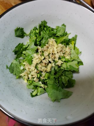 香菜虾皮蛋饼的做法步骤：2