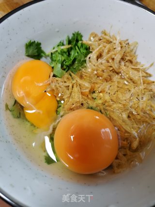 香菜虾皮蛋饼的做法步骤：4