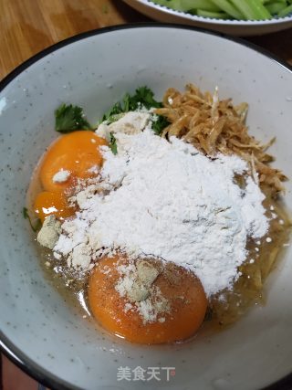 香菜虾皮蛋饼的做法步骤：5