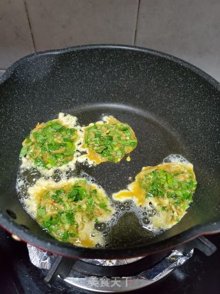 香菜虾皮蛋饼的做法步骤：8