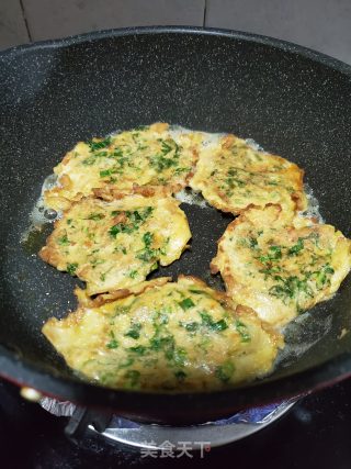 香菜虾皮蛋饼的做法步骤：9
