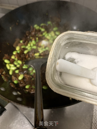松茸毛豆炒萝卜干的做法步骤：7