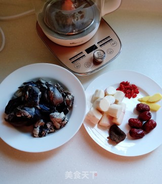 乌鸡淮山汤的做法步骤：1