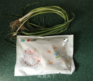 小炒青蒜炒虾球的做法步骤：1