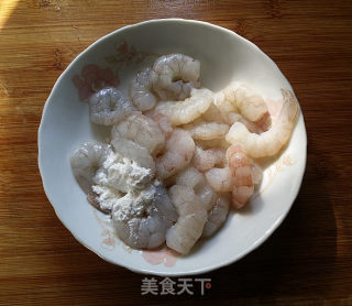 小炒青蒜炒虾球的做法步骤：2