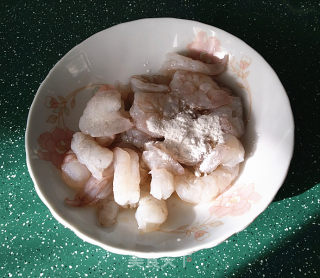 小炒青蒜炒虾球的做法步骤：4