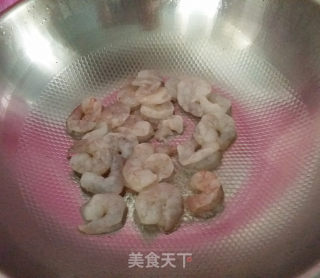 小炒青蒜炒虾球的做法步骤：8